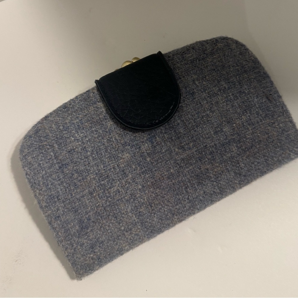 Vintage wallet with claps